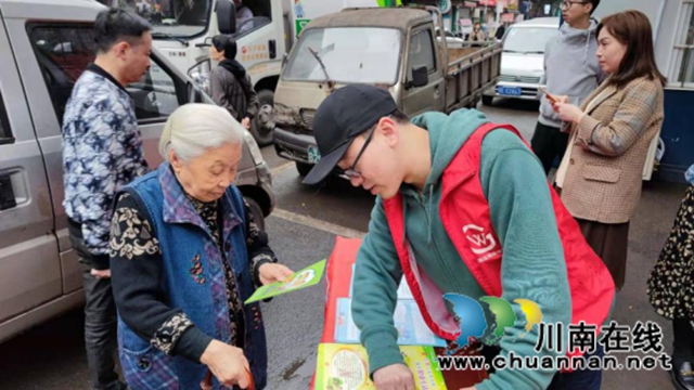 江阳区北城街道东门口社区开展防范电信诈骗宣传活动(图2) 江阳区北城街道东门口社区开展防范电信诈骗宣传活动(图2)