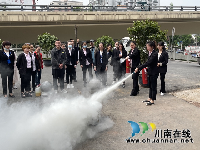 江阳区北城街道城垣社区开展消防安全知识讲座、逃生疏散演练和灭火演练(图3) 江阳区北城街道城垣社区开展消防安全知识讲座、逃生疏散演练和灭火演练(图3)