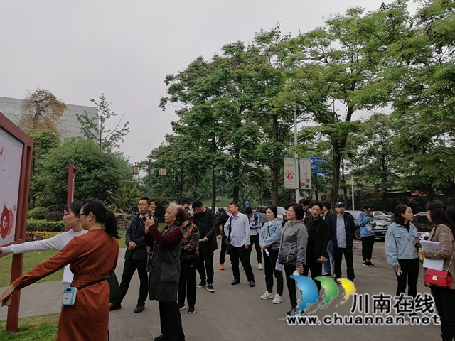 龙马潭区政协领导携致公党代表到奥体社区考察城市民宗工作(图2)