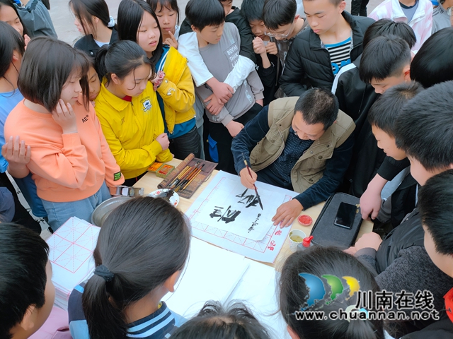 合江县政协美术家协会送艺术下乡到九支中学(图2) 合江县政协美术家协会送艺术下乡到九支中学(图2)