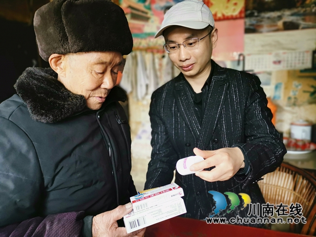 泸州作家网络红人关爱农村留守老人(图1)