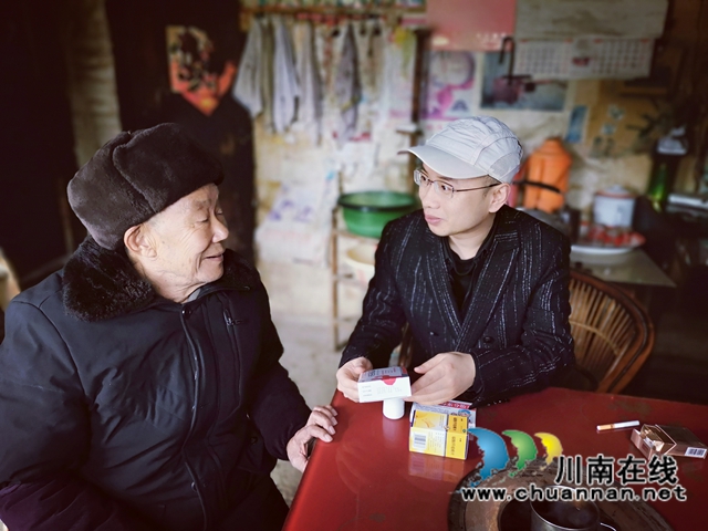 泸州作家网络红人关爱农村留守老人(图2)