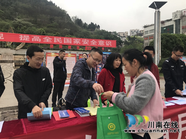 维权宣传暖侨心!古蔺县开展“侨法”宣传活动(图5) 维权宣传暖侨心!古蔺县开展“侨法”宣传活动(图5)