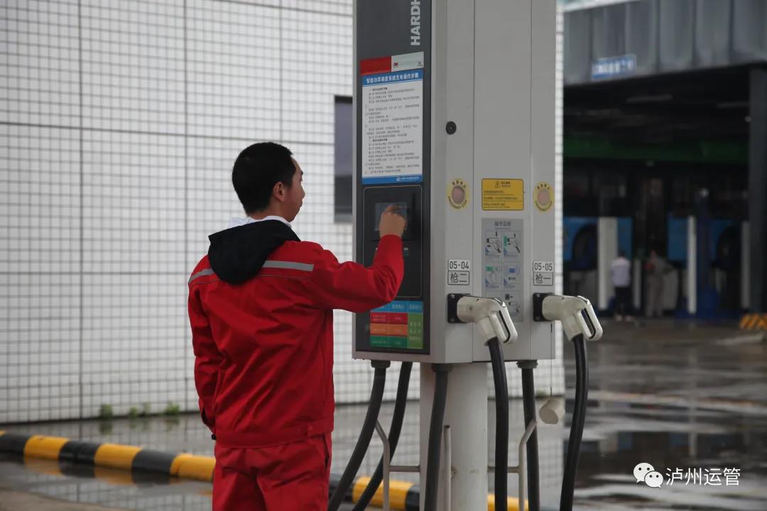 四川交通运输节能减排劳动竞赛集中采访活动走进泸州公交(图4)