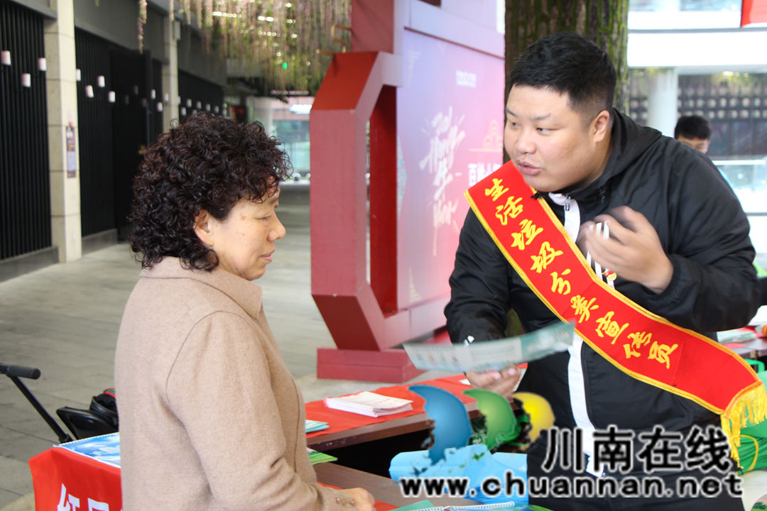 泸州市红星街道：开展垃圾分类“撤桶并点”宣传活动(图1)