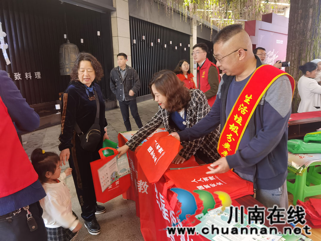 泸州市红星街道：开展垃圾分类“撤桶并点”宣传活动(图2)