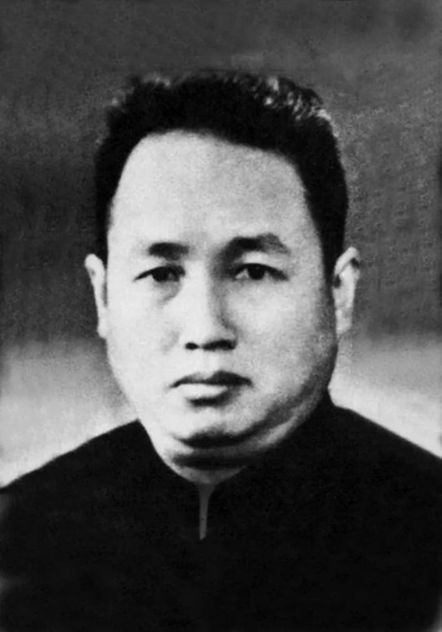 范长江：以笔为戈，力举千钧纸一张