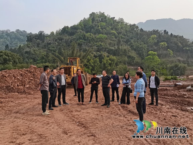 纳溪区自然资源和规划分局深入基层解决困惑(图1)