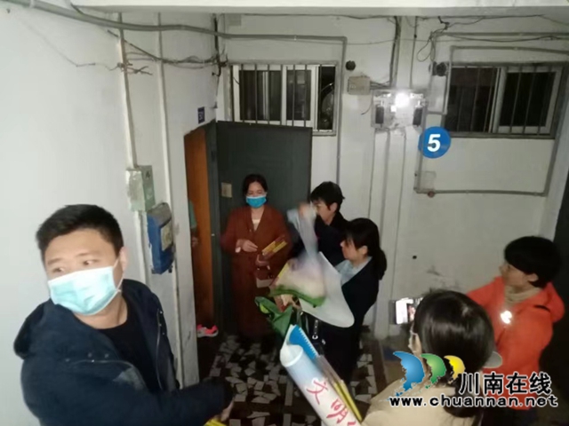 龙马潭区小市街道上大街社区开展垃圾分类“撤桶并点＋定时定点”宣传工作(图4)