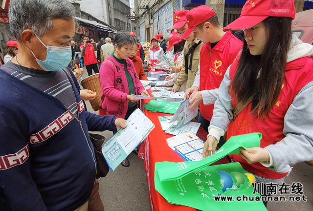 龙马潭区小市街道上大街社区开展垃圾分类“撤桶并点＋定时定点”宣传工作(图3)