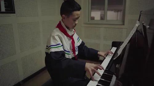 泸州断指少年有个钢琴梦……(图2) 泸州断指少年有个钢琴梦……(图2)