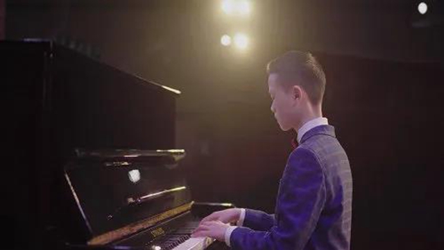 泸州断指少年有个钢琴梦……(图3) 泸州断指少年有个钢琴梦……(图3)