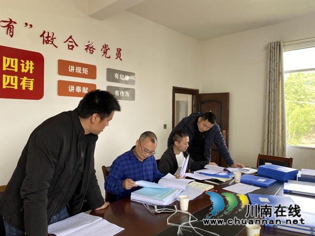 泸县扶贫移民局到百和镇开展2020年第一批专项扶贫资金项目验收(图1)