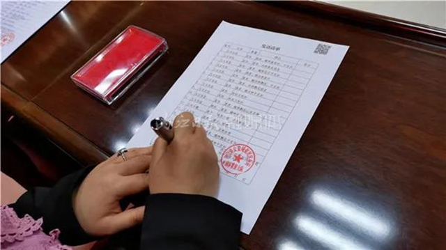 市民报警：百万珠宝被盗！内江警方盯住了一辆“奇怪”的轿车(图2)