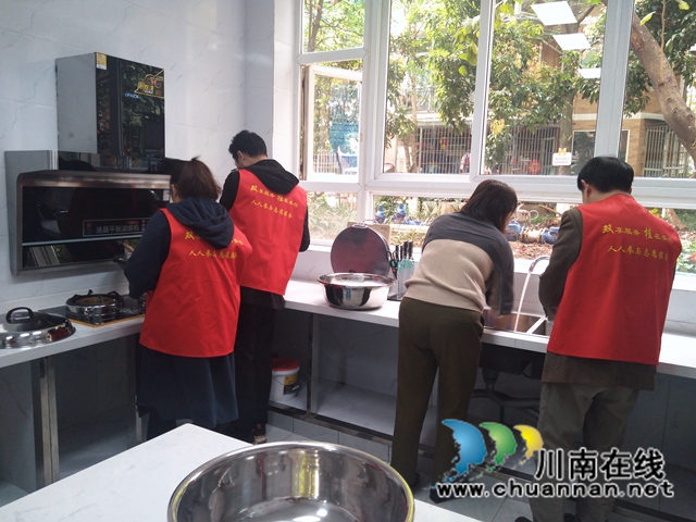 龙马潭区红星街道双桂社区开展“爱心敲敲门 温暧送上门”志愿服务活动(图1)