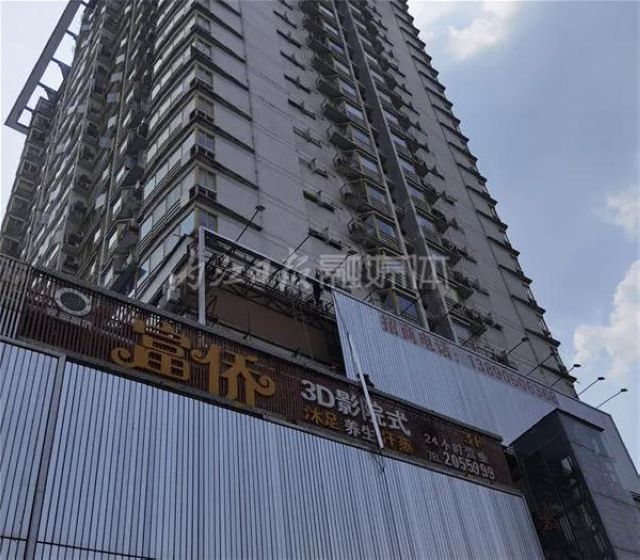 来硬的！内江城区强拆10块街头违规广告大牌(图1)