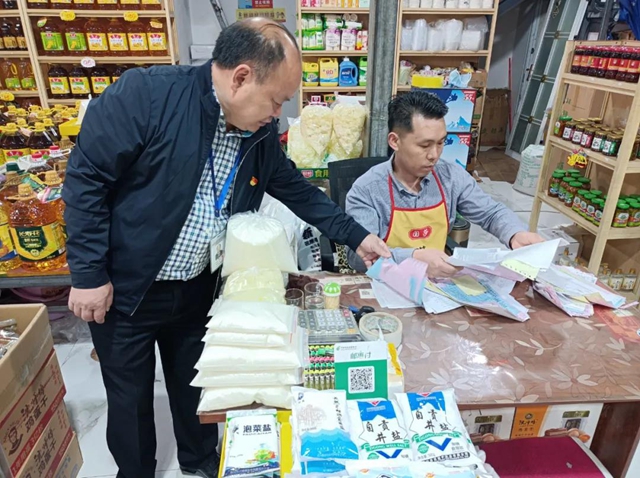 食品安不安全?加油机准不准?游乐设备能不能坐?节前,泸州市场监管人员替您查了!(图3) 食品安不安全?加油机准不准?游乐设备能不能坐?节前,泸州市场监管人员替您查了!(图3)