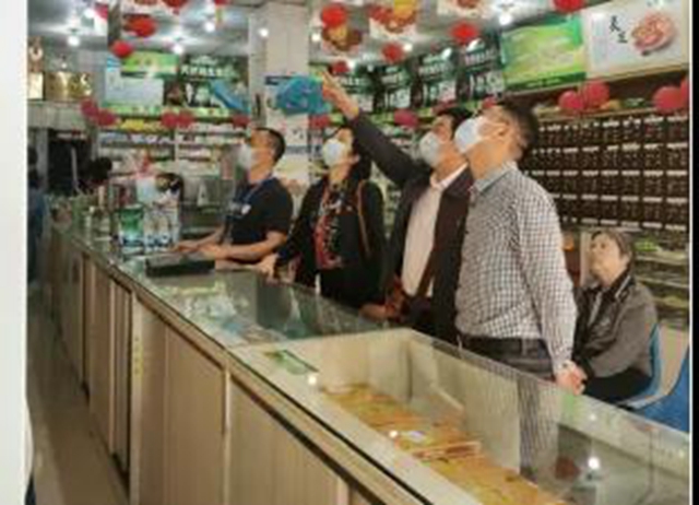 食品安不安全?加油机准不准?游乐设备能不能坐?节前,泸州市场监管人员替您查了!(图4) 食品安不安全?加油机准不准?游乐设备能不能坐?节前,泸州市场监管人员替您查了!(图4)