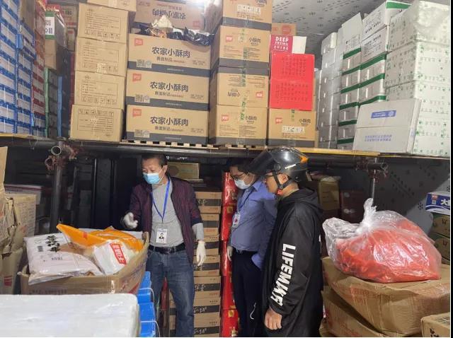 食品安不安全?加油机准不准?游乐设备能不能坐?节前,泸州市场监管人员替您查了!(图12) 食品安不安全?加油机准不准?游乐设备能不能坐?节前,泸州市场监管人员替您查了!(图12)