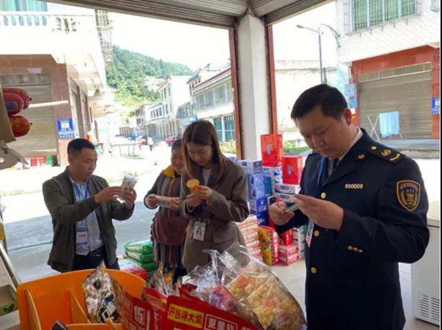 食品安不安全?加油机准不准?游乐设备能不能坐?节前,泸州市场监管人员替您查了!(图14) 食品安不安全?加油机准不准?游乐设备能不能坐?节前,泸州市场监管人员替您查了!(图14)