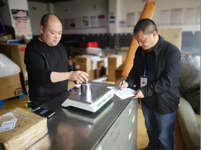 食品安不安全?加油机准不准?游乐设备能不能坐?节前,泸州市场监管人员替您查了!(图15) 食品安不安全?加油机准不准?游乐设备能不能坐?节前,泸州市场监管人员替您查了!(图15)