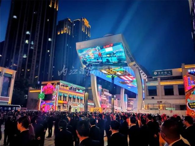 熊猫号、汉服号、美食号…内江惊现8辆奇特的公交车!(图1) 熊猫号、汉服号、美食号…内江惊现8辆奇特的公交车!(图1)