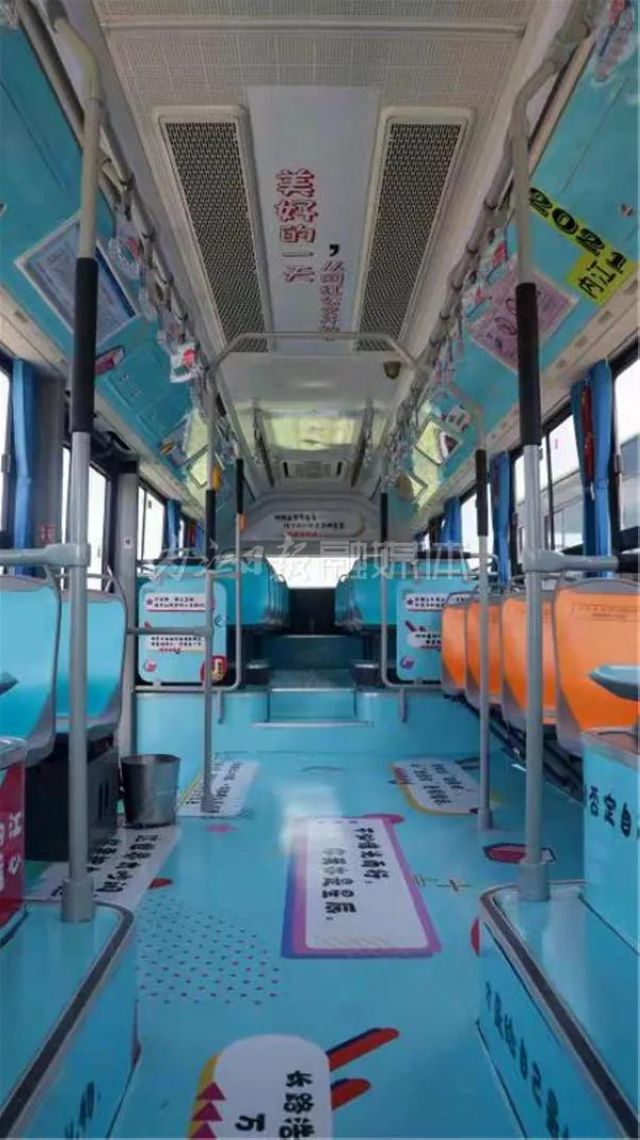 熊猫号、汉服号、美食号…内江惊现8辆奇特的公交车!(图3) 熊猫号、汉服号、美食号…内江惊现8辆奇特的公交车!(图3)