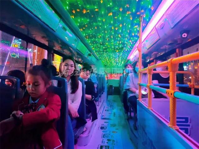 熊猫号、汉服号、美食号…内江惊现8辆奇特的公交车!(图11) 熊猫号、汉服号、美食号…内江惊现8辆奇特的公交车!(图11)