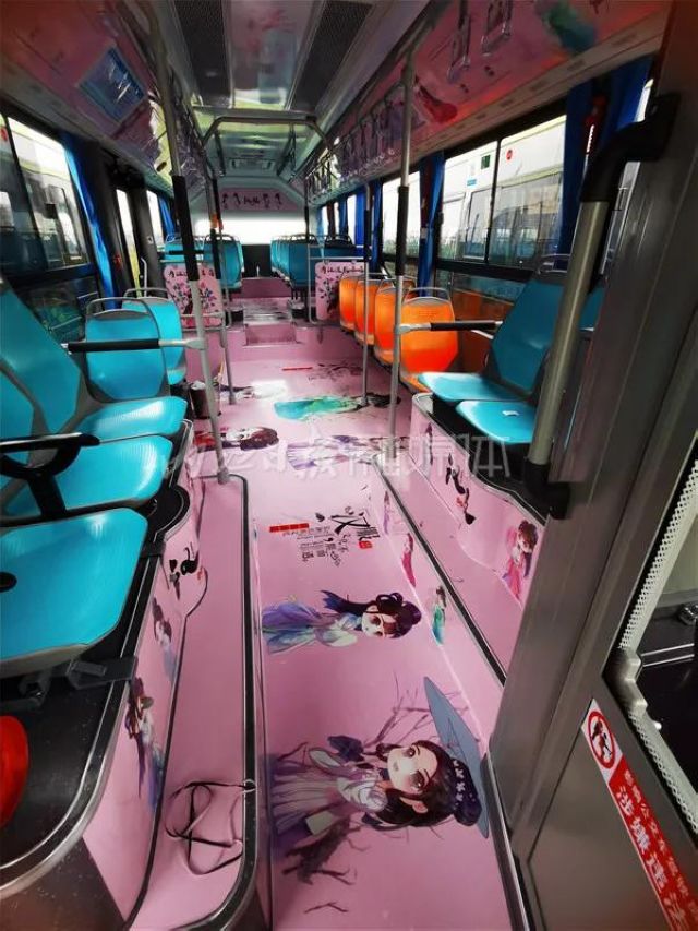 熊猫号、汉服号、美食号…内江惊现8辆奇特的公交车!(图5) 熊猫号、汉服号、美食号…内江惊现8辆奇特的公交车!(图5)