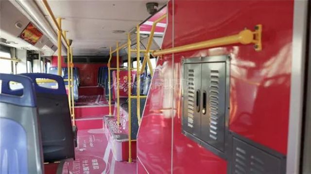 熊猫号、汉服号、美食号…内江惊现8辆奇特的公交车!(图9) 熊猫号、汉服号、美食号…内江惊现8辆奇特的公交车!(图9)