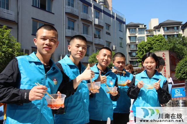 华阳街道开展“五一劳动节邻里宴”活动(图2)