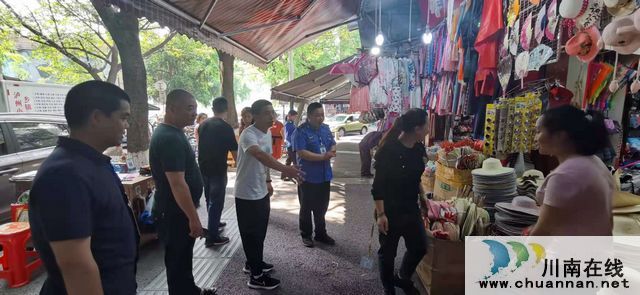 城管“五一”不打烊 坚守岗位有担当(图1)