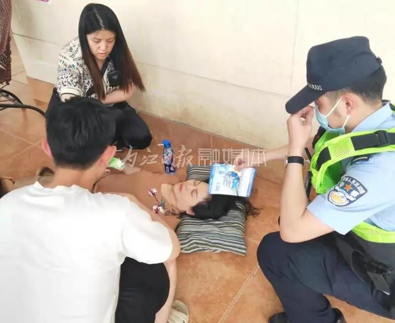 紧急!威远高速公路服务区有人突发疾病,民警暖心救助(图1) 紧急!威远高速公路服务区有人突发疾病,民警暖心救助(图1)