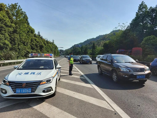 你贡献了多少?四川“五一”大数据:超1700万辆次车上高速;4天消费18.2亿元(图1) 你贡献了多少?四川“五一”大数据:超1700万辆次车上高速;4天消费18.2亿元(图1)