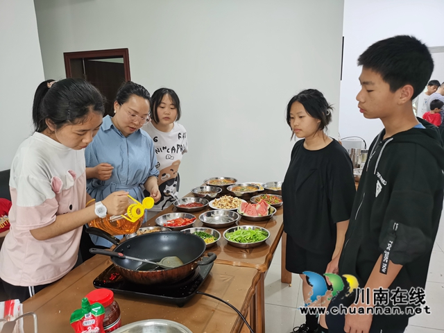 泸州市儿童福利院：代理家长陪孩子快乐过“五一”(图2)