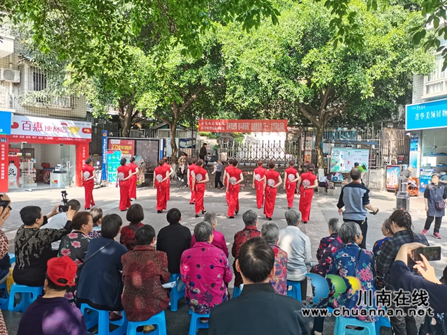 龙马潭区小市街道杜家街社区开展“百年党史路  奋斗新征程”文艺演出活动(图1)