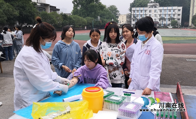 合江九支中学组织初三学生参加中考前体检(图1) 合江九支中学组织初三学生参加中考前体检(图1)