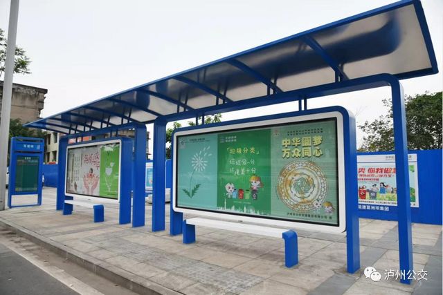 靓了爱了，多样化公交站台亮相酒城！(图1)
