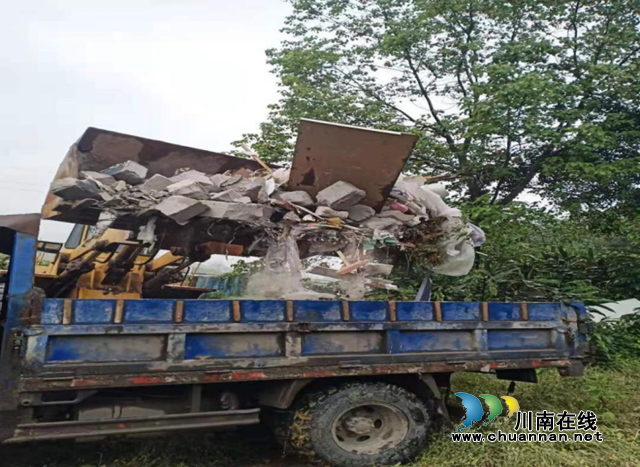 龙马潭区综合行政执法局鱼塘执法队：出重拳，零容忍，严查违规倾倒行为(图1)