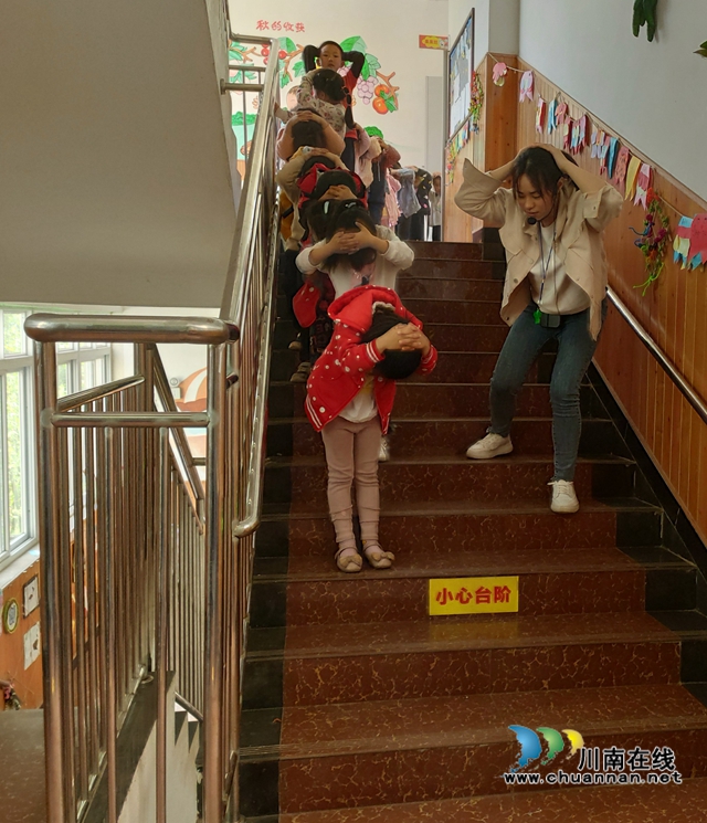 纳溪区天仙镇中心幼儿园开展“防震减灾”安全演练活动(图2) 纳溪区天仙镇中心幼儿园开展“防震减灾”安全演练活动(图2)