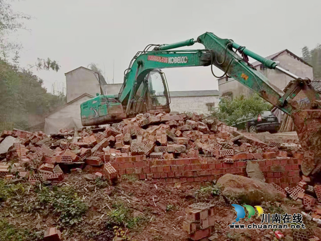 江阳区开展违建房屋专项拆除工作 坚决拆除“顶风违建”(图1) 江阳区开展违建房屋专项拆除工作 坚决拆除“顶风违建”(图1)