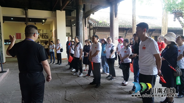 泸县自然资源和规划局开展“初心百年 印记追寻 我为党旗添光彩”主题党日活动(图2)