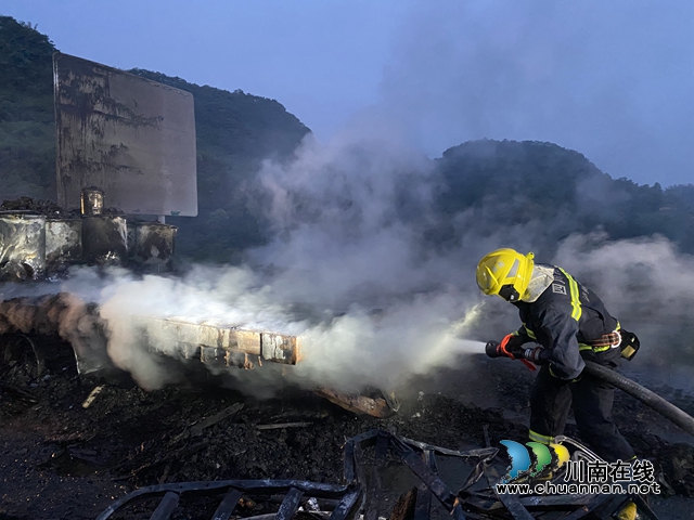 泸州：货车高速路隧道入口起火燃烧，消防出动“水龙”灭火(图8)