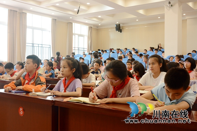 弘扬传统文化,楹联泰斗余德泉教授走进叙永县城西实验学校讲诗词(图2) 弘扬传统文化,楹联泰斗余德泉教授走进叙永县城西实验学校讲诗词(图2)