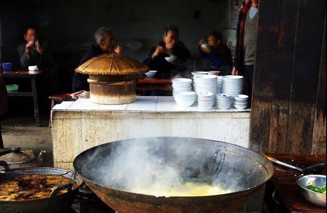 “苍蝇馆子”藏“大名堂”，豆花饭餐馆里竟有“那种服务”(图2)