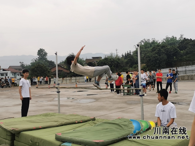 纳溪区护国中学初中部第32届春季田径运动会举行(图2)
