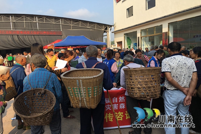 合江县真龙镇开展《未成年人保护法》宣传活动(图1) 合江县真龙镇开展《未成年人保护法》宣传活动(图1)