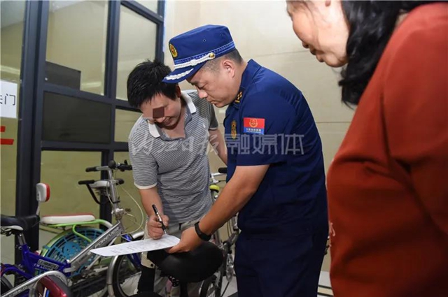 警告：楼道严禁停放电动车！内江城区开出处罚“第一单(图1)