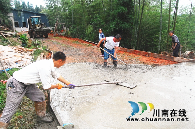 纳溪：邻里互助修路忙，美了乡风又省钱！(图1)