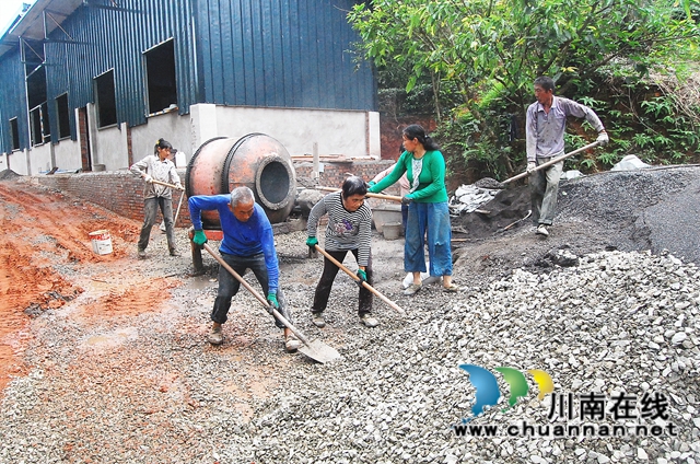 纳溪：邻里互助修路忙，美了乡风又省钱！(图2)
